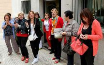 <span lang= es-es >El Concello paga a los trabajadores de limpieza de colegios</span>. Mientras los trabajadores de la limpieza de colegios reclamaban sus salarios, el alcalde afirm� que el Concello hab�a anticipado el dinero para evitar esta situaci�n, consecuencia del cambio de concesi�n.