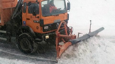 Una mquina quitanieves abre la carretera de acceso al puerto de San Isidro