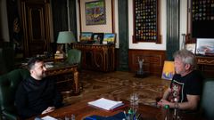 Foto publicada el lunes por el presidente de Ucrania en X que muestra el momento en el que se reuni� con Sean Penn, que el domingo no recogi� su tercer �scar