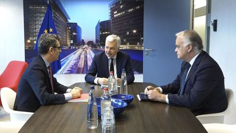 El comisario de Justicia europeo, Didier Reynders (en el centro), ha reunido este mircoles en Bruselas al ministro de Presidencia y Justicia, Flix Bolaos (a la izquierda), y al vicesecretario de Accin Institucional del PP, Esteban Gonzlez Pons, para intentar iniciar un nuevo dilogo que desemboque en la renovacin del Consejo General del Poder Judicial 