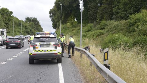 Muere un motorista de 27 años tras salirse de la carretera e impactar contra el quitamiedos en Lugo