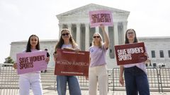 Manifestantes contra la participaci�n de atletas trans en competiciones femeninas, frente a la Corte Suprema de los Estados Unidos.