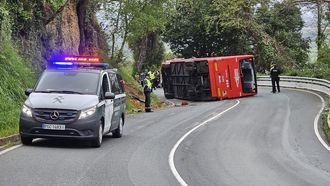 Autob�s volcado tras la colisi�n en la N-632.