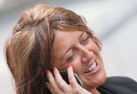 Beatriz Sestayo atiende una llamada telef�nica en la calle durante la entrevista.