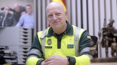 El teniente del subsector de Trfico de la Guardia Civil de Lugo Jos Manuel Santiso, frente a la foto de su amigo fallecido por ELA Germn Maca. 