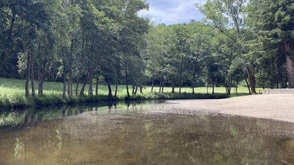 La playa fluvial de O Sango�edo est� junto al casco urbano de Chantada y a orillas del r�o Asma