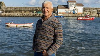 Jos� Luis, en el puerto de Malpica, donde est� fondeada su m�tica lancha (ahora de otra propiedad)