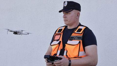 Derty maneja su dron en las dependencias de Protecci�n Civil de Bergondo.