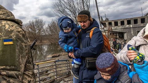 Familias con nios huyendo de Irpn, cerca de Kiev