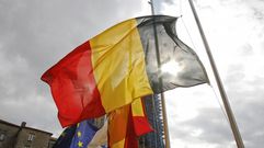 La bandera belga ya ondea a media asta en el Obradoiro