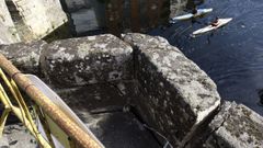 Una de las partes del puente viejo alteradas por accidentes de tr�fico en las que se realizar�n obras de reparaci�n