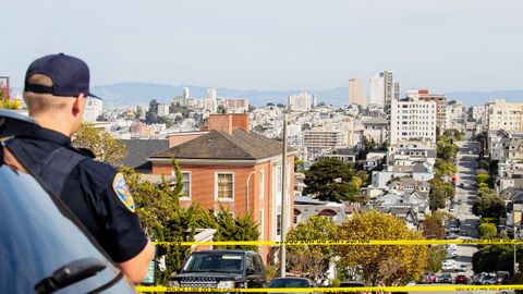 Agentes de la policía junto a la vivienda de Nancy Pelosi en San Francisco, donde el esposo de la congresista fue atacado el viernes.