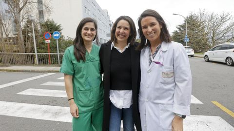 Beatriz Rey se fotografió ante el Hospital A Coruña (Chuac) entre sus dos cirujanas plásticas, Alba González y Nerea Comellas.
