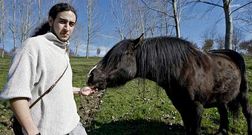 Carlos P�rez, en la aldea de Pi�o, de A Pobra do Broll�n.