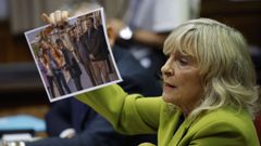 La senadora de UPN Mara Caballero muestra una fotografa al presidente del Gobierno, Pedro Snchez, durante su comparecencia ante la comisin de investigacin del caso Koldo.