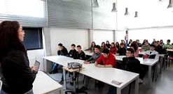 Una actividad divulgativa en el instituto Maruxa Mallo, de Ordes, en foto de archivo