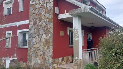 La casa donde están los cuerpos de los dos hermanos fallecidos, en Ribadeo