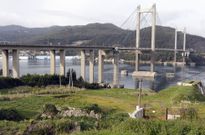 Los restos del castillo bajo el puente est�n ocultos por la maleza. 
