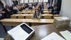 Varios universitarios antes de examinarse para obtener una plaza de mdico residente (MIR)