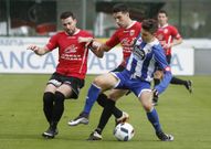 El capit�n Mario y el centrocampista Benda�a presionan al delantero del conjunto coru��s. 