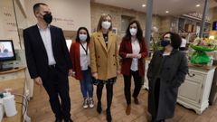 La conselleria de Pol�tica Social, Fabiola Garc�a, junto a la directora de Saraiva en Pontevedra (derecha), Luc�a Saborido, en una visita este martes a la residencia