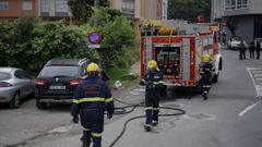 Bomberos actuando en el peque�o incendio de este martes en O Temple