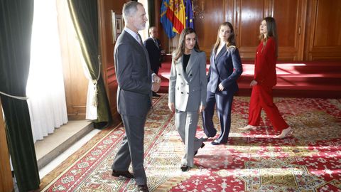 Los reyes Felipe VI y Letizia junto a la princesa Leonor (2d) y la infanta Sof�a (d) reciben en audiencia a los galardonados con las �Medallas de Asturias 2025�, �Hijo Predilecto 2025�, e �Hijos Adoptivos 2025
