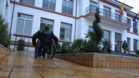 La rampa de acceso al consistorio dispondr� de pasamanos en toda su extensi�n