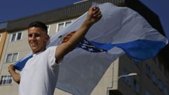 Sergio, en el paseo mar�timo de O Temple, con una bandera gallega.