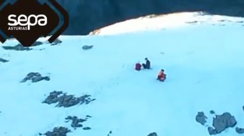 Evacuada una mujer que se hiri� en un tobillo en Pe�a Castil