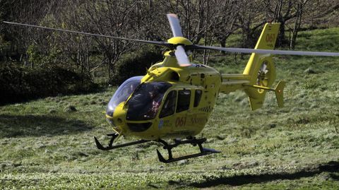 Momento en que el helicptero de emergencias aterriza en un prado para evacuar al montaero herido en O Courel