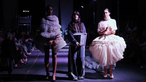 Sabela Freire con sus creaciones en el desfile de ayer, tras ser coronada como ganadora