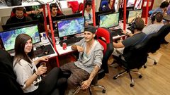 El bum de la industria de los videojuegos ha dado lugar a la aparici�n de los llamados bares de �gaming�, como La Grieta de Vigo (en la imagen)