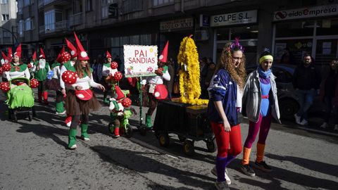 El multitudinario desfile escolar de entroido de Xinzo llen las calles del municipio