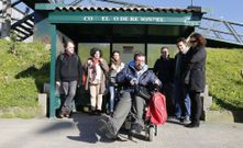 Los compa�eros de clase y profesores del instituto de Chapela se solidarizaron ayer con el problema de Carlos .