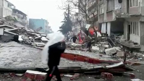 Captura de televisin de los daos en Adiyaman, Turqua