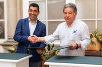 Luis L�pez y Fern�ndez Lores, tras firmar el convenio para financiar la humanizaci�n del barrio de Mollavao, en Pontevedra