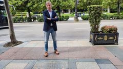 El candidato socialista a la Alcald�a de Oviedo, Carlos Fern�ndez Llaneza, frente a la placa conmemorativa del Carbay�n, en la Calle Ur�a.