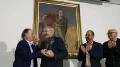O presidente da fundaci&oacute;n, Eduardo L&oacute;pez Pereira, entregou o galard&oacute;n a Villares