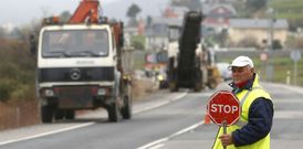 Obras de mejora del firme ayer mismo en la variante de Foz, uno de los tramos m�s deteriorados. 