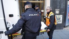 Dos agentes de la Polic�a Nacional y un trabajador de la funeraria trasladan el cuerpo de la ni�a de ocho a�os asesinada por el novio de su madre en Valladolid