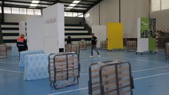 El polideportivo de Oira comenz� a funcionar con camas para diez personas sin hogar