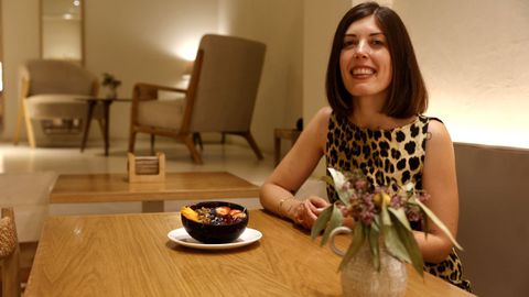 Diana, propietaria de la cafetería Pumper de Pontevedra, con un plato de açaí