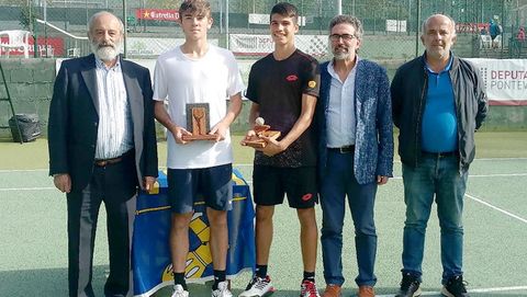 Carlos Alcaraz y Jacob Fearnley, en el centro, tras la final del ITF jnior de Sanxenxo en el 2018
