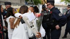 Dos adolescentes se abrazan en el exterior del instituto de Nantes donde se produjo el suceso