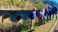 Los alcaldes de Trives y San Xon de Ro con los arquelogos en Ponte Bibei