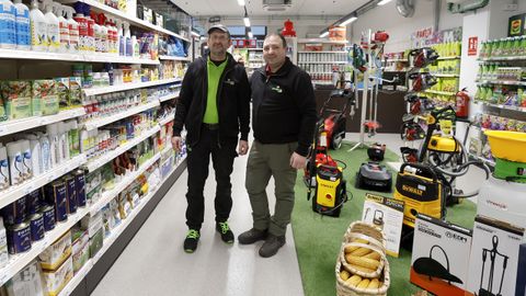 <span lang= gl >Manuel Castro, � dereita da imaxe, cun dos seus empregados nas novas instalaci�ns de Agro Vilanovi�a</span>