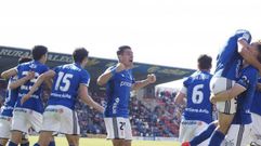 Los jugadores del Oviedo celebran el gol de Toch