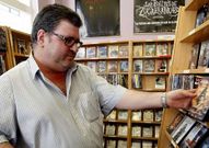 Iv�n Meira, en las estanter�as del videoclub Cine-Man�a.