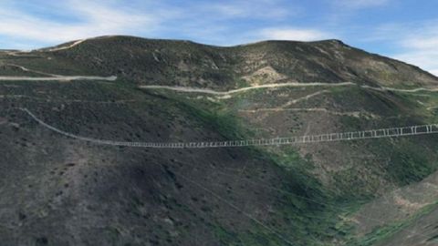 Una recreación virtual del aspecto que ofrecería el puente colgante sobre el valle del río Ferreiriño, según los autores del proyecto de ejecución realizado por el encargo del Ayuntamiento de Quiroga
